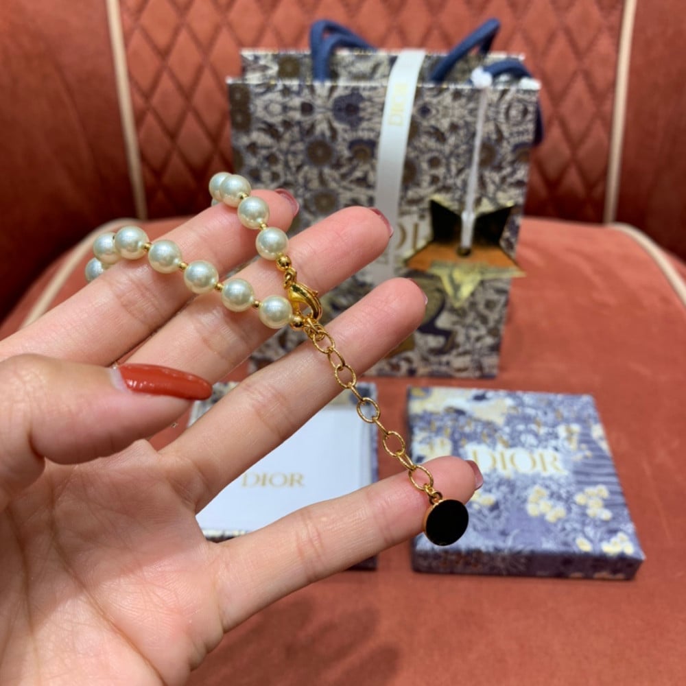 إسوارة ديور من اللؤلؤ