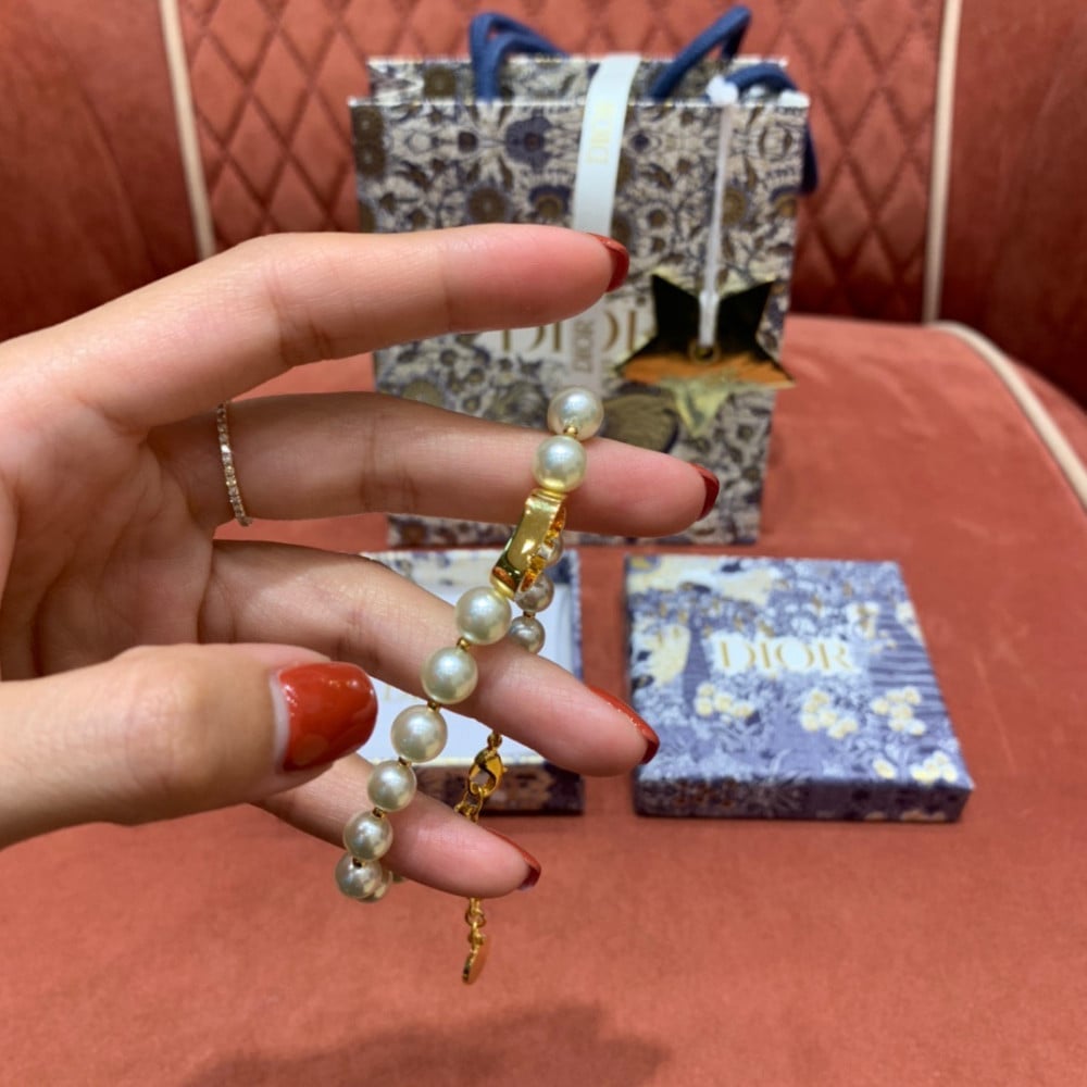 إسوارة ديور من اللؤلؤ