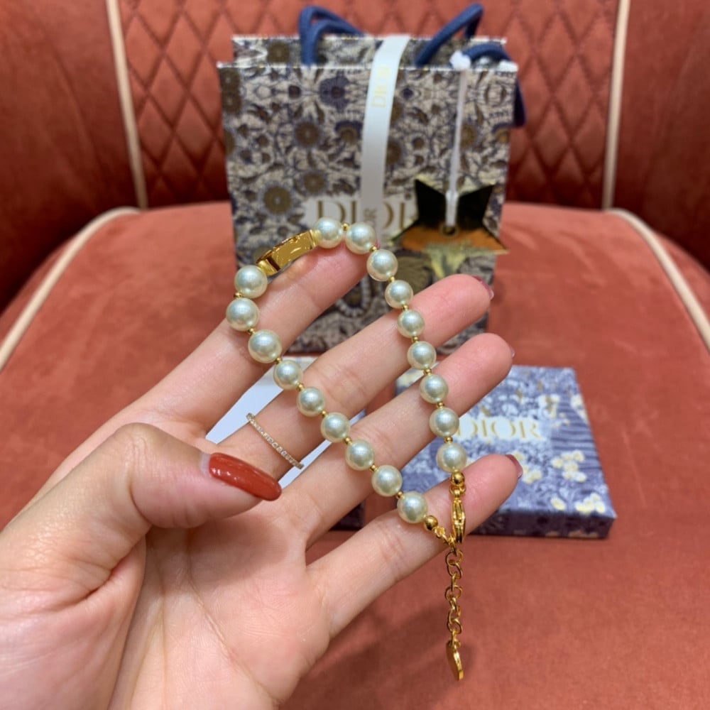 إسوارة ديور من اللؤلؤ