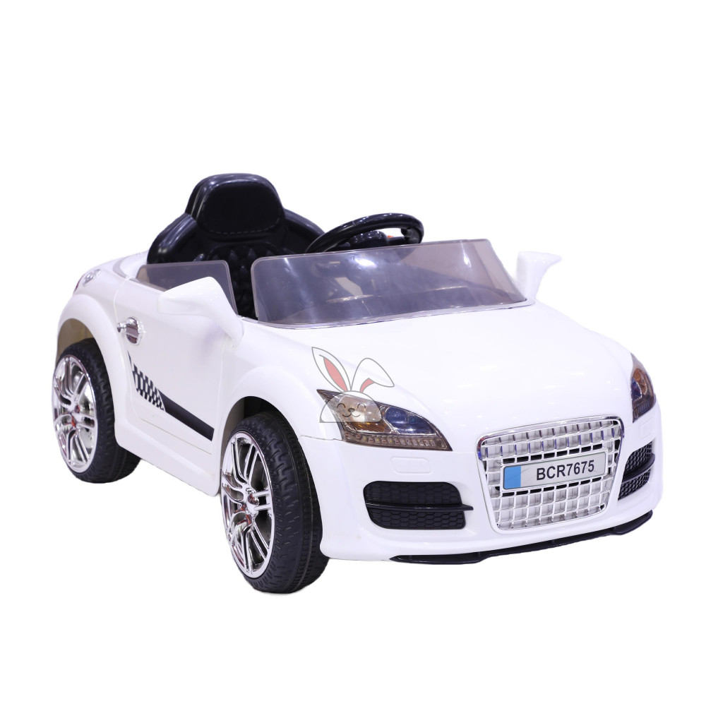 سيارة اودي الكهربائية باللون الابيض White Audi electric car