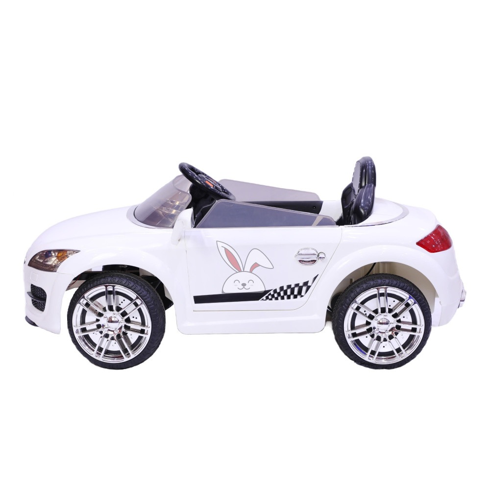 سيارة اودي الكهربائية باللون الابيض White Audi electric car