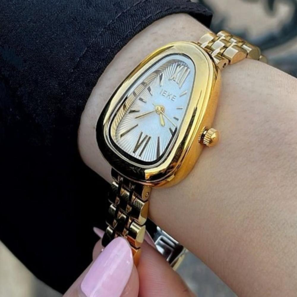 ساعة نسائية انيقة باللون الذهبي
