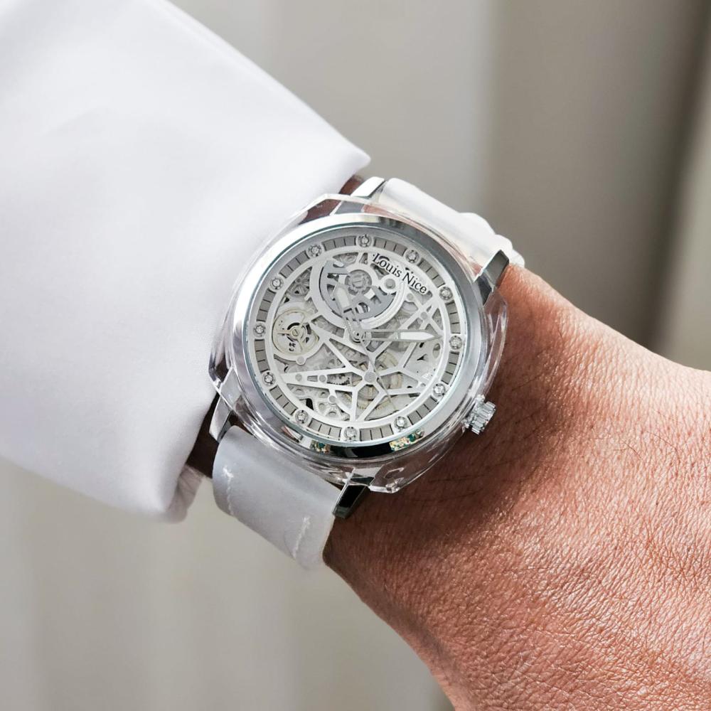 ساعة شبابية بأطار شفاف باللون الابيض