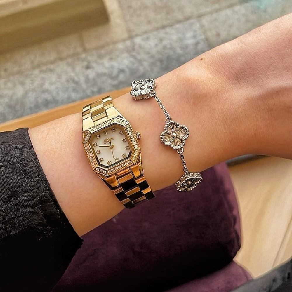 ساعة نسائية ناعمة جدا باللون الذهبي