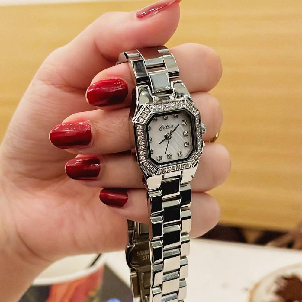 ساعة نسائية ناعمة جدا باللون الفضي