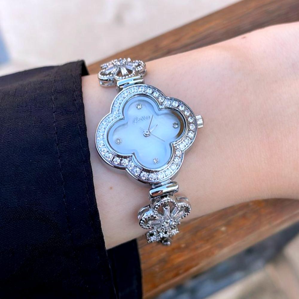 ساعة نسائية سهرة ناعمة باللون الفضي