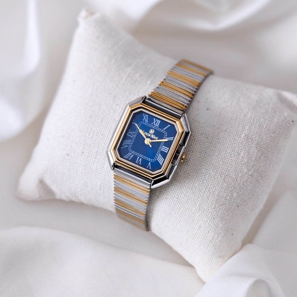 ساعة نسائية كلاسيك باللون الفضي والذهبي