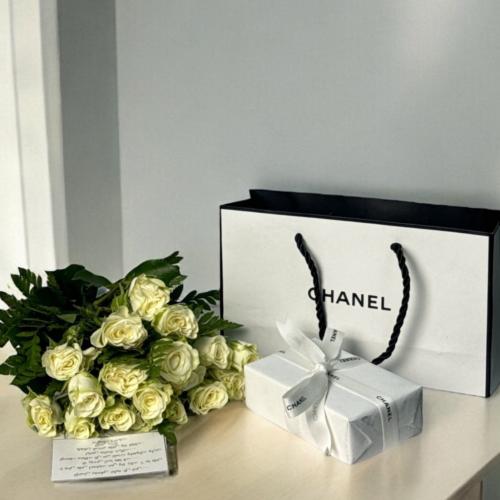 عطر شانيل مع أغصان البيبي روز الطبيعي