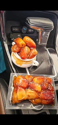 بكج عيدية مصنعي يتكون من 3 كراتين كل كرتون 12 قطعة  حجم القطعة ربع kg والاجمالي 9 KG