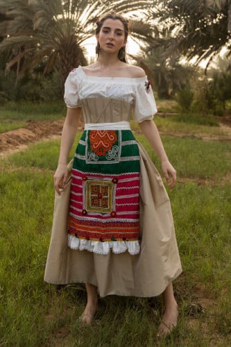 طقم تنورة و بلوزة و كورسية