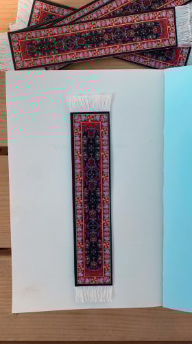 فاصل سجادة بتطريز اسود { مقوى }