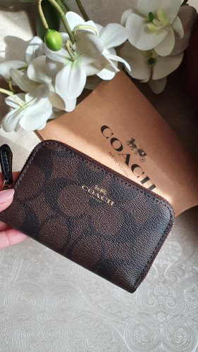 محفظة صغيرة من كوتش