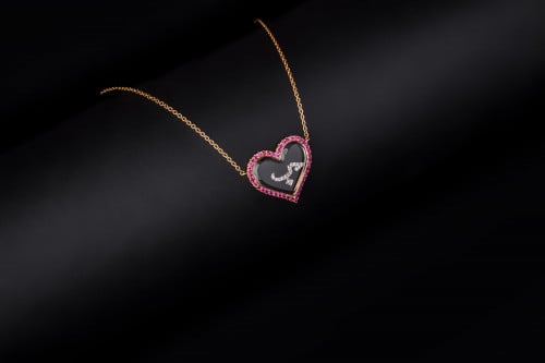 سلسال حُب ذهب عيار 18 على شكل قلب مزين  بالالماس الأبيض وحجر الكوارتز الأبيض