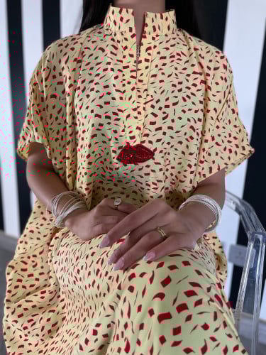 ثويب يومي بألوان زاهية وطبعة الشفايف المترترة .. ب...