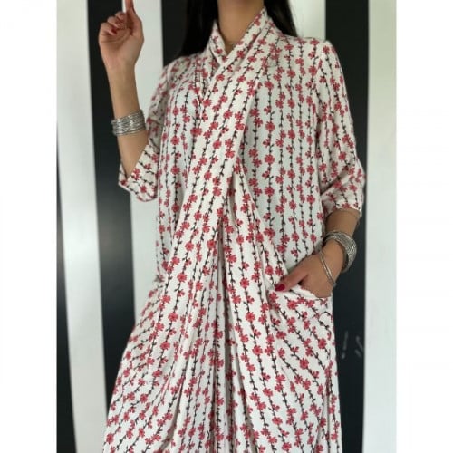 ثويب لف مورد باللون الأبيض واختيارك بين اللونين الازرق او الوردي لألوان الوريدات