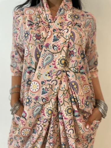 ثويب لف بخامتنا الباردة وبألوان رقيقة ونقشات لطيفة