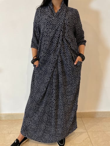 ثويب لف منقط أبيض وأسود بخامات مختلفة