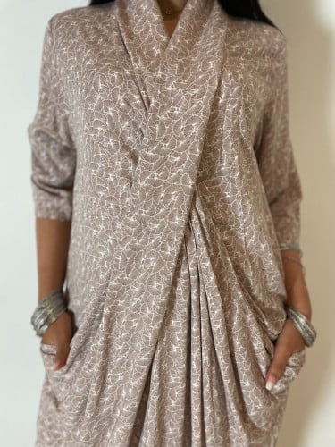 ثويب لف بخامتنا الباردة وبألوان رقيقة ونقشات لطيفة