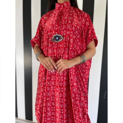 ثويب يومي بقماش الحرير الباردة وباللون الأحمر الزاهي و اضافة عين كريستالية