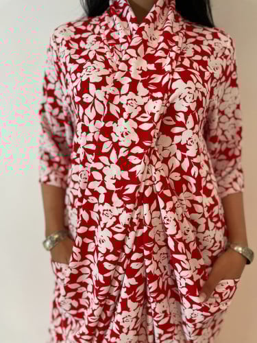 ثويب لف بخامتنا الباردة الخفيفة وبلون أحمر ناقع