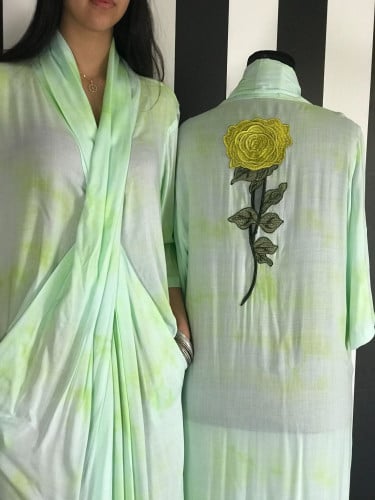 ثويب لف بتدرجات لونية أنيقة وبإضافة الوردة الجميلة