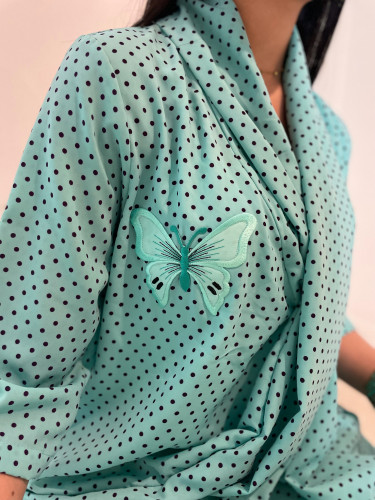 ثويب لف منقط باللون البنفسجي و بإضافة فراشة رقيقة