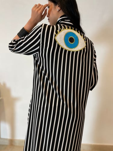 ثويب لف مخطط بخامة راكز وبإضافة رائعة في الظهر