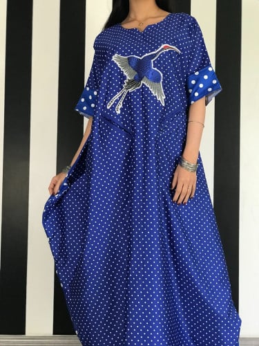 ثويب قطن منقط وبجيوب مخفية وبلون أزرق زاهي وإضافة أنيقة