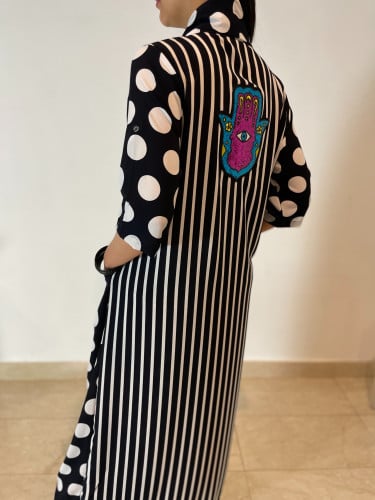 ثويب لف بالمزيج المحبوب أبيض وأسود مع اضافة مميزة