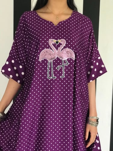 ثويب قطن منقط وبجيوب مخفية وبلون البنفسج الأنيق وبإضافة طيور الفلامينغو الرائعة