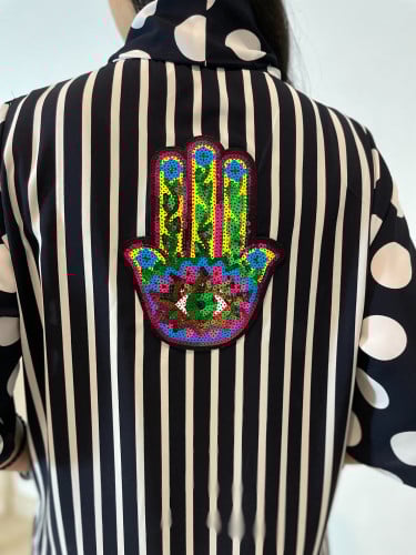 ثويب لف بالمزيج المحبوب أبيض وأسود مع اضافة مميزة