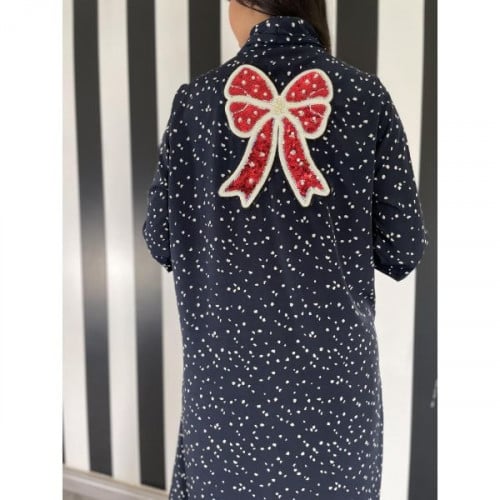 ثويب لف اسود منقط باللون الأبيض بإضافة مميزة من الخلف