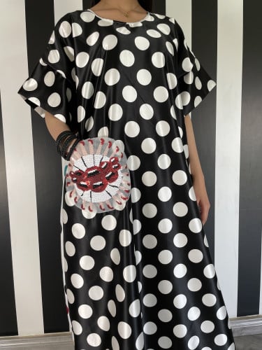 ثويب فاخر  بخامة التفتة راكز ومرتب و مزيج الوانه انيق مع اضافة جيب بلمساتنا المميزة