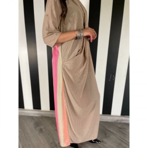 ثويب لف بألوان صيفية منعشة وخامة خفيفة باردة