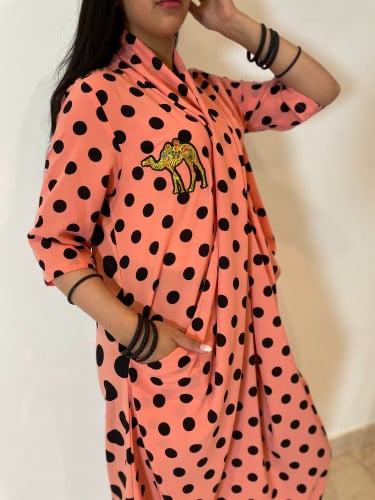 ثويب لف مشمشي منقط باللون الأسود و بإضافة حبيبنا الجمل