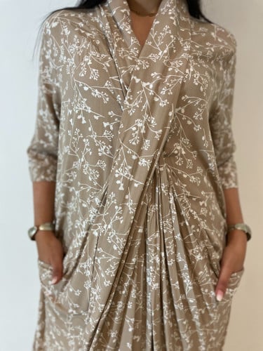 ثويب لف بخامتنا الباردة وبألوان رقيقة ونقشات لطيفة