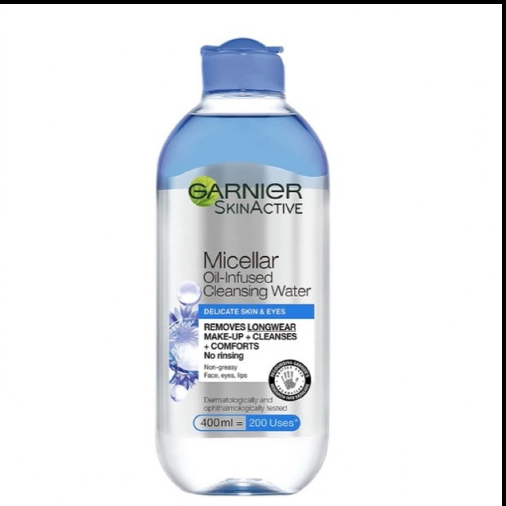 Oils micellar cleansing. Garnier Micellar Water. Мицеллярная вода голубая. Гарньер голубая вода. Мицеллярная вода голубого цвета.