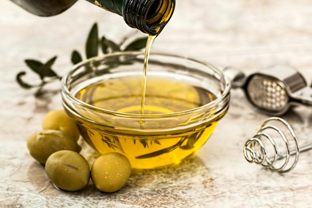 زيت الزيتون و سكبه في الاذن