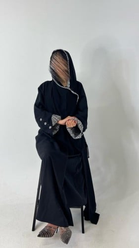 عبايه جوخ اسود و اكمام شانيل