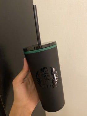 كوب ستاربكس اسود متضرر من الشحن