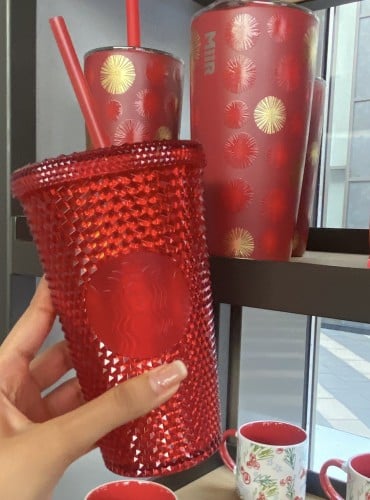 كوب ستاربكس احمر