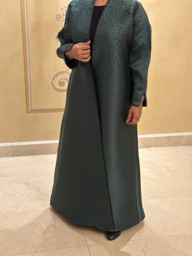 عباية تفتة مزينة بكريستال سواروفسكي