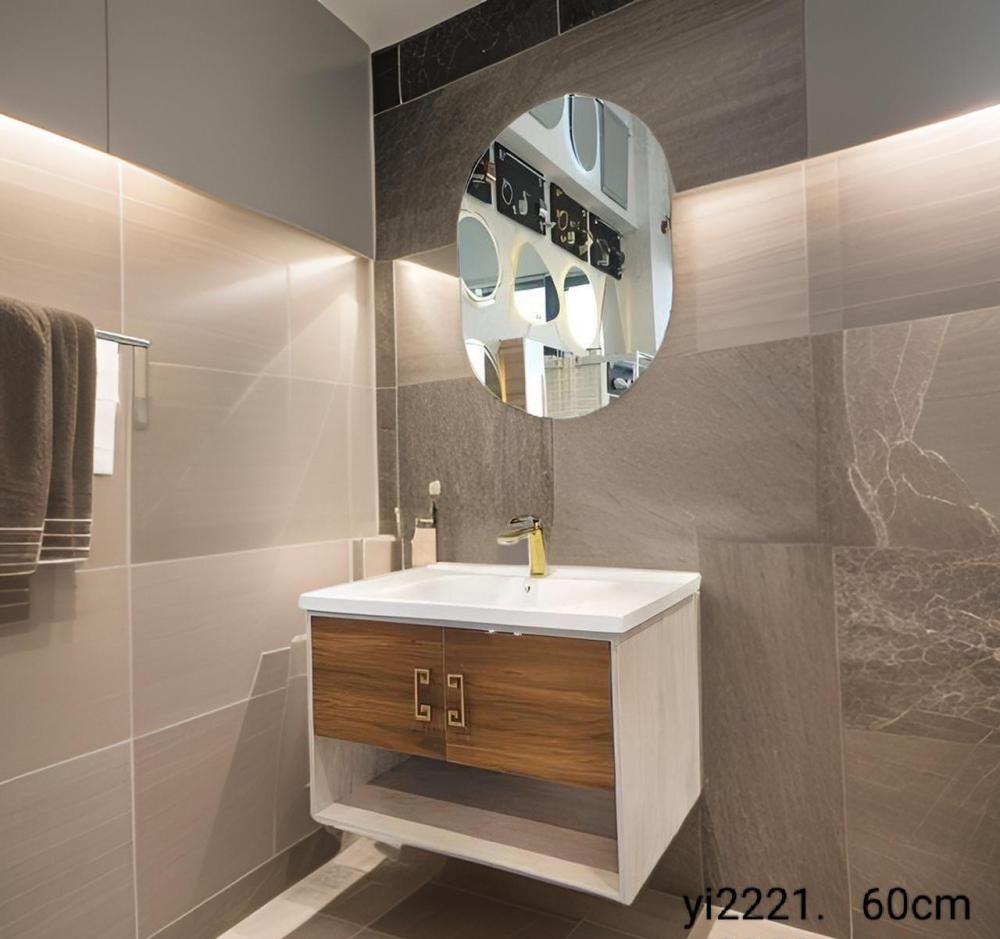 مغسلة مع دولاب و مرايا ليد ابيض خشبي 60 سم