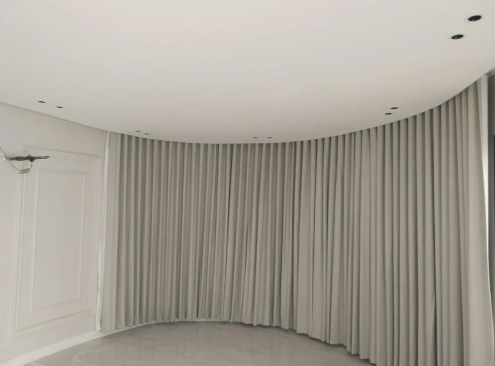 ما الفرق بين ستائر رول وويفي ورومانية؟ دليلك لاختيار الستائر حسب المساحة والديكور