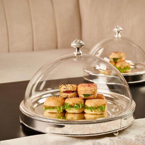 صحن كيك ميار فضي بغطاء أكريليك حجم وسط دائري
