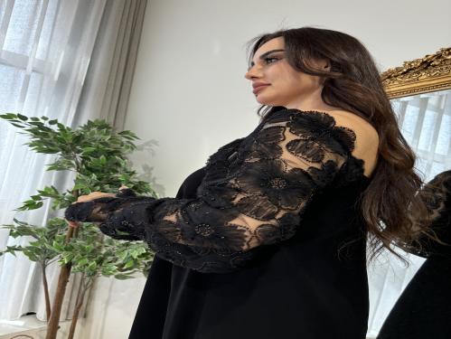 فستان اسود باكمام مشغوله بالشك والورد بالتل