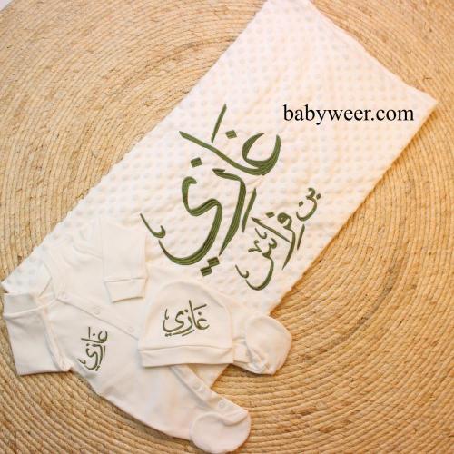 بطانية مواليد ماركة حب الرمان مع تطريز الاسم (3 قط...