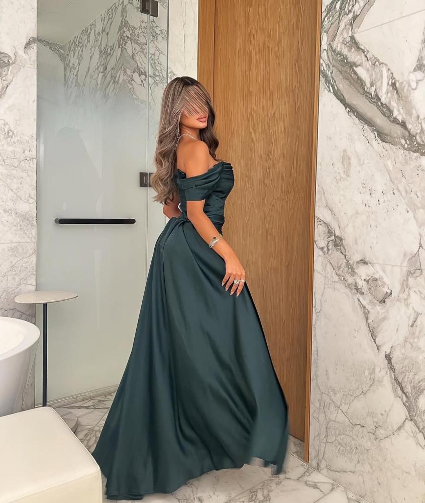 فستان خامه تفته بأكمام أوف شولدر وكشكشة جانبية