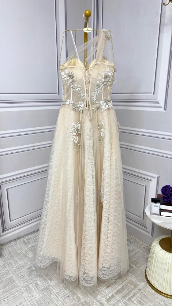 فستان سهرة فخم تصميم جديد باللون البيج