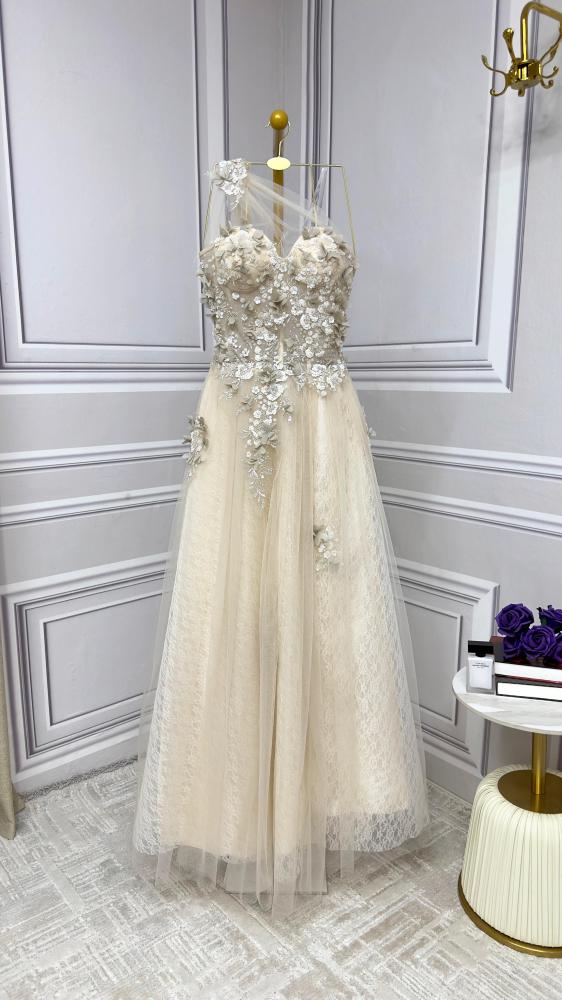 فستان سهرة فخم تصميم جديد باللون البيج